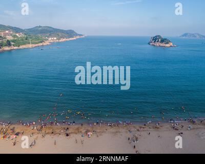 (170721) -- WENZHOU, 21 luglio 2017 -- foto scattata il 20 luglio 2017 mostra i turisti che si godono un momento nelle isole Nanji nella provincia dello Zhejiang nella Cina orientale. L'arcipelago, una delle cinque prime riserve naturali marine della Cina, famoso anche per il suo paesaggio paradisiaco, è nella sua stagione turistica. (clq) CHINA-ZHEJIANG-WENZHOU-NANJI ISLANDS-SCENOGRAFIA XuxYu PUBLICATIONxNOTxINxCHN Wenzhou 21 luglio 2017 foto scattata IL 20 luglio 2017 mostra i turisti che si godono un momento nelle isole NANJI nella provincia dello Zhejiang nella Cina orientale l'Arcipelago una delle cinque riserve naturali della Marina della Cina famosa per il suo paesaggio celeste Foto Stock