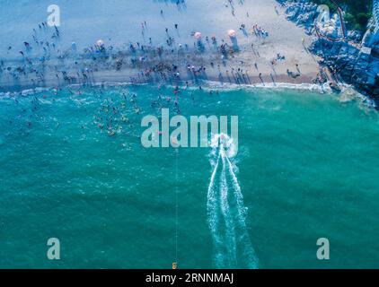 (170721) -- WENZHOU, 21 luglio 2017 -- i turisti godono di un momento nelle isole Nanji nella provincia di Zhejiang nella Cina orientale 20 luglio 2017. L'arcipelago, una delle cinque prime riserve naturali marine della Cina, famoso anche per il suo paesaggio paradisiaco, è nella sua stagione turistica. (clq) CHINA-ZHEJIANG-WENZHOU-NANJI ISLANDS-SCENOGRAFIA XuxYu PUBLICATIONxNOTxINxCHN Wenzhou 21 luglio 2017 i turisti si godono un momento nelle Isole NANJI nella provincia dello Zhejiang nella Cina orientale 20 luglio 2017 l'Arcipelago una delle cinque riserve naturali della Marina della Cina così famosa per il suo paesaggio celeste È nella sua stagione turistica CLQ China Zhejiang Wenz Foto Stock