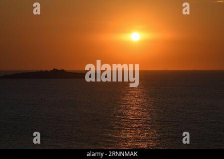 (170721) -- WENZHOU, 21 luglio 2017 -- l'alba è mostrata nella foto scattata il 20 luglio 2017 nelle isole Nanji nella provincia dello Zhejiang nella Cina orientale. L'arcipelago, una delle cinque prime riserve naturali marine della Cina, famoso anche per il suo paesaggio paradisiaco, è nella sua stagione turistica. (clq) CHINA-ZHEJIANG-WENZHOU-NANJI ISLANDS-SCENIC XuxYu PUBLICATIONxNOTxINxCHN Wenzhou 21 luglio 2017 l'alba È mostrata nella foto scattata IL 20 luglio 2017 nelle Isole NANJI nella provincia dello Zhejiang della Cina orientale l'Arcipelago una delle cinque riserve naturali della Marina della Cina, famosa per il suo paesaggio celeste, È nel suo turista Foto Stock