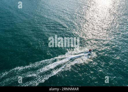 (170721) -- WENZHOU, 21 luglio 2017 -- i turisti godono di un momento sul mare nelle isole Nanji nella provincia di Zhejiang nella Cina orientale 20 luglio 2017. L'arcipelago, una delle cinque prime riserve naturali marine della Cina, famoso anche per il suo paesaggio paradisiaco, è nella sua stagione turistica. (clq) CHINA-ZHEJIANG-WENZHOU-NANJI ISLANDS-SCENOGRAFIA XuxYu PUBLICATIONxNOTxINxCHN Wenzhou 21 luglio 2017 i turisti si godono un momento SUL mare nelle Isole NANJI nella provincia dello Zhejiang della Cina orientale 20 luglio 2017 l'Arcipelago una delle cinque riserve naturali della Marina cinese, famosa per il suo paesaggio celeste, È nella sua stagione turistica C Foto Stock