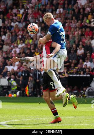 Gli oli McBurnie (a sinistra) dello Sheffield United e Jarrad Branthwaite dell'Everton si scontrano per il pallone durante la partita di Premier League a Bramall Lane, Sheffield. Data immagine: Sabato 2 settembre 2023. Foto Stock