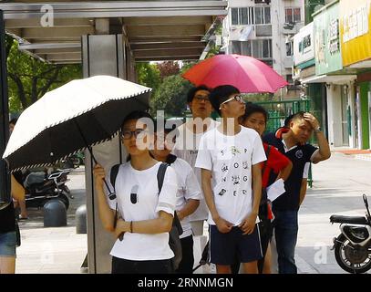 (170721) -- SHANGHAI, 21 luglio 2017 -- la gente aspetta gli autobus all'ombra nella Shanghai orientale della Cina, 21 luglio 2017. Il dipartimento meteorologico della metropoli della Cina orientale Shanghai ha registrato una temperatura dell'aria di 40,9 gradi Celsius (105,6 gradi Fahrenheit) intorno alle 14:00, venerdì, la più alta mai registrata in città in 145 anni. ) (lxx) CHINA-SHANGHAI-HEAT(CN) FangxZhe PUBLICATIONxNOTxINxCHN Shanghai 21 luglio 2017 le celebrità attendono gli autobus in ombra nella Cina orientale Shanghai 21 luglio 2017 il Dipartimento Meteorologico della Cina orientale Metropolis Shanghai ha registrato una temperatura dell'aria di 40 9 °C. Foto Stock