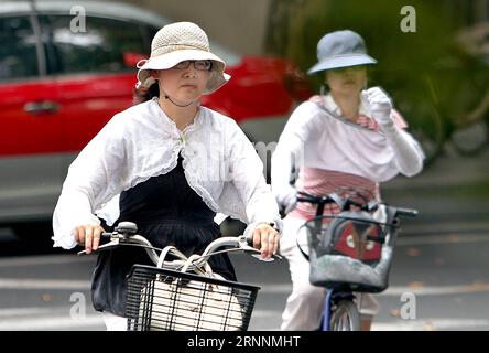 (170721) -- SHANGHAI, 21 luglio 2017 -- due signore che cavalcano con indumenti protettivi per il sole in Hengshan Road, East China S Shanghai, 21 luglio 2017. Il dipartimento meteorologico della metropoli della Cina orientale Shanghai ha registrato una temperatura dell'aria di 40,9 gradi Celsius (105,6 gradi Fahrenheit) intorno alle 14:00, venerdì, la più alta mai registrata in città in 145 anni. ) (lxx) CHINA-SHANGHAI-HEAT(CN) FanxJun PUBLICATIONxNOTxINxCHN Shanghai 21 luglio 2017 Two Ladies Riding with Sun Protective Clothes in Hengshan Road East China S Shanghai 21 luglio 2017 The Meteorological Department of East China Metropolis Sha Foto Stock