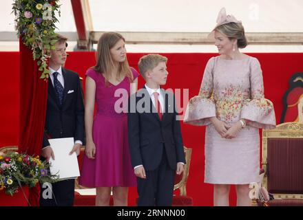 (170722) -- BRUXELLES, 22 luglio 2017 -- la regina Matilde (R) del Belgio e i suoi figli partecipano alla tradizionale parata militare in occasione della giornata nazionale belga a Bruxelles, capitale del Belgio, il 21 luglio 2017. ) (yy) BELGIO-BRUXELLES-FESTA NAZIONALE-PARATA MILITARE WangxXiaojun PUBLICATIONxNOTxINxCHN Bruxelles 22 luglio 2017 La regina belga Matilde r e i suoi figli partecipano alla parata militare tradizionale per celebrare la giornata nazionale belga a Bruxelles capitale del Belgio IL 21 luglio 2017 yy Belgio festa nazionale di Bruxelles parata militare WangxXiaojun PUBLICATIONXNOTxINxCHN Foto Stock