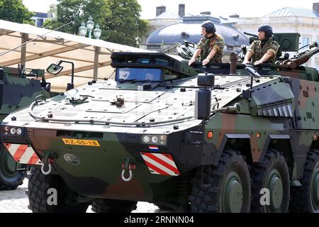 (170722) -- BRUXELLES, 22 luglio 2017 -- un veicolo corazzato dell'esercito olandese partecipa alla tradizionale parata militare per celebrare la giornata nazionale belga a Bruxelles, capitale del Belgio, il 21 luglio 2017. ) (yy) BELGIO-BRUXELLES-GIORNATA NAZIONALE-PARATA MILITARE WangxXiaojun PUBLICATIONxNOTxINxCHN Bruxelles 22 luglio 2017 al veicolo blindato dell'esercito olandese partecipa alla parata militare tradizionale per celebrare la giornata nazionale belga a Bruxelles capitale del Belgio IL 21 luglio 2017 yy Belgio festa nazionale di Bruxelles parata militare WangxXiaojun PUBLICATIONXNOTxINxCHN Foto Stock