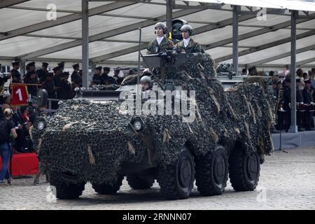 (170722) -- BRUXELLES, 22 luglio 2017 -- Un veicolo da ricognizione dell'esercito belga partecipa alla tradizionale parata militare per celebrare la giornata nazionale belga a Bruxelles, capitale del Belgio, il 21 luglio 2017. ) yy) BELGIO-BRUXELLES-GIORNATA NAZIONALE-MILITARY PARADE WangxXiaojun PUBLICATIONxNOTxINxCHN Bruxelles 22 luglio 2017 un veicolo Scout dell'esercito belga partecipa alla tradizionale parata militare per celebrare la giornata nazionale belga a Bruxelles capitale del Belgio IL 21 luglio 2017 yy Belgio Festa nazionale di Bruxelles parata militare WangxXiaojun PUBLICATIONXNOTxINxCHN Foto Stock