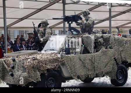 (170722) -- BRUXELLES, 22 luglio 2017 -- Un veicolo da battaglia dell'esercito belga partecipa alla tradizionale parata militare per celebrare la giornata nazionale belga a Bruxelles, capitale del Belgio, il 21 luglio 2017. ) (yy) BELGIO-BRUXELLES-GIORNATA NAZIONALE-PARATA MILITARE WangxXiaojun PUBLICATIONxNOTxINxCHN Bruxelles 22 luglio 2017 un veicolo da battaglia dell'esercito belga partecipa alla parata militare tradizionale per celebrare la giornata nazionale belga a Bruxelles capitale del Belgio IL 21 luglio 2017 yy Belgio Festa nazionale di Bruxelles parata militare WangxXiaojun PUBLICATIONXNOTxINxCHN Foto Stock