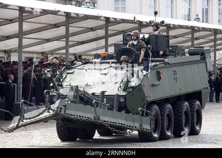 (170722) -- BRUXELLES, 22 luglio 2017 -- Un veicolo di sminamento dell'esercito belga partecipa alla tradizionale parata militare per celebrare la giornata nazionale belga a Bruxelles, capitale del Belgio, il 21 luglio 2017. ) (yy) BELGIO-BRUXELLES-GIORNATA NAZIONALE-MILITARY PARADE WangxXiaojun PUBLICATIONxNOTxINxCHN Bruxelles 22 luglio 2017 un veicolo di sminamento dell'esercito belga partecipa alla parata militare tradizionale per celebrare la giornata nazionale belga a Bruxelles capitale del Belgio IL 21 luglio 2017 yy Belgio festa nazionale di Bruxelles parata militare WangxXiaojun PUBLICATIONXNOTxINxCHN Foto Stock