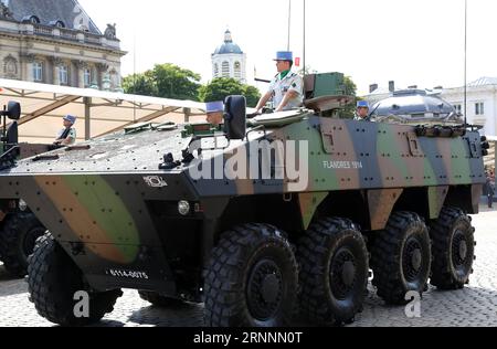 (170722) -- BRUXELLES, 22 luglio 2017 -- un veicolo corazzato dell'esercito francese partecipa alla tradizionale parata militare per celebrare la giornata nazionale belga a Bruxelles, capitale del Belgio, il 21 luglio 2017. ) (yy) BELGIO-BRUXELLES-GIORNATA NAZIONALE-PARATA MILITARE WangxXiaojun PUBLICATIONxNOTxINxCHN Bruxelles 22 luglio 2017 al veicolo blindato dell'esercito francese partecipa alla parata militare tradizionale per celebrare la giornata nazionale belga a Bruxelles capitale del Belgio IL 21 luglio 2017 yy Belgio festa nazionale di Bruxelles parata militare WangxXiaojun PUBLICATIONXNOTxINxCHN Foto Stock