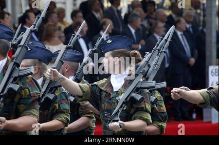 (170722) -- BRUXELLES, 22 luglio 2017 -- le servitù dell'esercito belga partecipano alla tradizionale parata militare in occasione della giornata nazionale belga a Bruxelles, capitale del Belgio, il 21 luglio 2017. ) (yy) BELGIO-BRUXELLES-FESTA NAZIONALE-PARATA MILITARE WangxXiaojun PUBLICATIONxNOTxINxCHN Bruxelles 22 luglio 2017 militari dell'esercito belga partecipano alla parata militare tradizionale per celebrare la giornata nazionale belga a Bruxelles capitale del Belgio IL 21 luglio 2017 yy Belgio Festa nazionale di Bruxelles parata militare WangxXiaojun PUBLICATIONxNOTxINxCHN Foto Stock