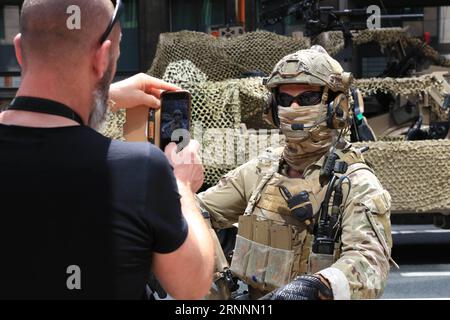 (170722) -- BRUXELLES, 22 luglio 2017 -- Un soldato belga posa per le foto prima di partecipare alla tradizionale parata militare in occasione della giornata nazionale belga a Bruxelles, capitale del Belgio, il 21 luglio 2017. ) (yy) BELGIO-BRUXELLES-GIORNATA NAZIONALE-MILITARY PARADE WangxXiaojun PUBLICATIONxNOTxINxCHN Bruxelles 22 luglio 2017 un soldato belga posa per le foto prima di partecipare alla parata militare tradizionale per celebrare la giornata nazionale belga a Bruxelles capitale del Belgio IL 21 luglio 2017 yy Belgio Bruxelles giornata nazionale parata militare WangxXiaojun PUBLICATIONXNOTxINxCHN Foto Stock