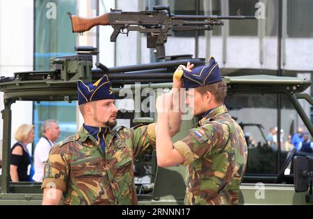 (170722) -- BRUXELLES, 22 luglio 2017 -- i soldati olandesi si preparano per la tradizionale parata militare in occasione della giornata nazionale belga a Bruxelles, capitale del Belgio, il 21 luglio 2017. ) (yy) BELGIO-BRUXELLES-FESTA NAZIONALE-MILITARE PARATA WangxXiaojun PUBLICATIONxNOTxINxCHN Bruxelles 22 luglio 2017 soldati olandesi si preparano per la parata militare tradizionale in occasione della giornata nazionale belga a Bruxelles capitale del Belgio IL 21 luglio 2017 yy Belgio Festa nazionale di Bruxelles parata militare WangxXiaojun PUBLICATIONxNOTxINxCHN Foto Stock