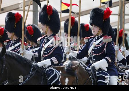 (170722) -- BRUXELLES, 22 luglio 2017 -- le signore della Guardia reale belga partecipano alla tradizionale parata militare in occasione della giornata nazionale belga a Bruxelles, capitale del Belgio, il 21 luglio 2017. ) (yy) BELGIO-BRUXELLES-FESTA NAZIONALE-PARATA MILITARE WangxXiaojun PUBLICATIONxNOTxINxCHN Bruxelles 22 luglio 2017 le signore della Guardia reale belga partecipano alla parata militare tradizionale per celebrare la giornata nazionale belga a Bruxelles capitale del Belgio IL 21 luglio 2017 yy Belgio Festa nazionale di Bruxelles parata militare WangxXiaojun PUBLICATIONxNOTxINxCHN Foto Stock