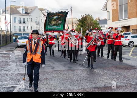 RBDC No4, una banda di ottoni protestante con striscione, a Carrickfergus, Irlanda del Nord. Foto Stock