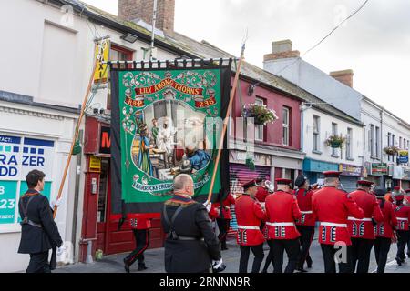 RBDC No4, una banda di ottoni protestante con striscione, a Carrickfergus, Irlanda del Nord. Foto Stock