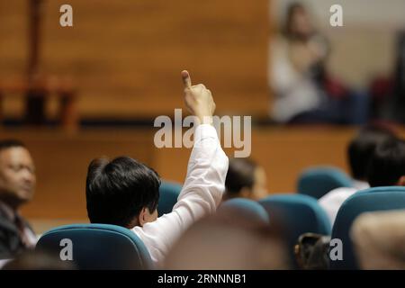 (170722) -- QUEZON CITY, 22 luglio 2017 -- Un membro del Congresso fa un gesto di pollice per mostrare il suo sostegno all'estensione di una legge marziale durante una sessione congiunta all'interno della camera dei rappresentanti delle Filippine a Quezon City, nelle Filippine, 22 luglio 2017. Una sessione congiunta del congresso filippino di sabato ha approvato la richiesta del presidente Rodrigo Duterte di estendere una legge marziale di 60 giorni che ha imposto in tutto il Mindanao nelle Filippine meridionali. )(yk) FILIPPINE-QUEZON CITTÀ-LEGGE MARZIALE ROUELLExUMALI PUBLICATIONxNOTxINxCHN Quezon City 22 luglio 2017 un membro del Congresso gestures a Thumbs Up Sign to SH Foto Stock