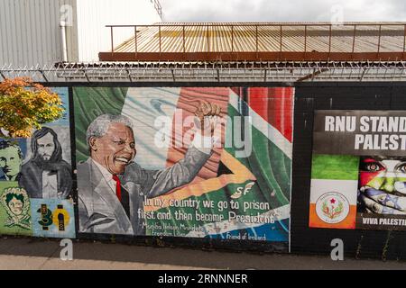 Irish Republican, Sinn Fein e murales per i diritti civili con Nelson Mandela sul muro internazionale o Solidarity Wall, Belfast, Irlanda del Nord Foto Stock