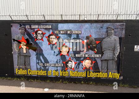 Compagni caduti dell'Irish National Liberation Army - murale repubblicano irlandese sul muro internazionale o muro di solidarietà, Belfast, Irlanda del Nord Foto Stock