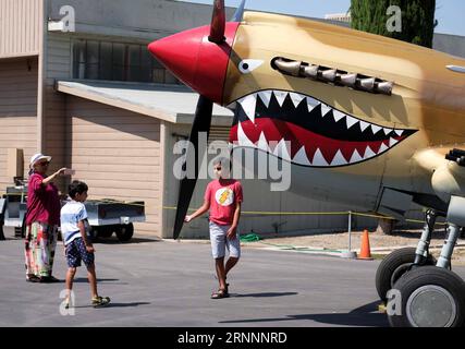 (170723) -- CALIFORNIA, 23 luglio 2017 -- People visit the World War i and Early Aircraft show at the Planes of Fame Air Museum in Chino of California, Stati Uniti, 22 luglio 2017. (Zxj) U.S.-CALIFORNIA-AIRCRAFT SHOW ZhaoxHanrong PUBLICATIONxNOTxINxCHN California 23 luglio 2017 Celebrities Visit the World Was i and Early Aircraft Show AT the Plan of Fame Air Museum in Chino of California Stati Uniti 22 luglio 2017 U S California Aircraft Show ZhaoxHanrong PUBLICATIONxNOTxINxCHN Foto Stock