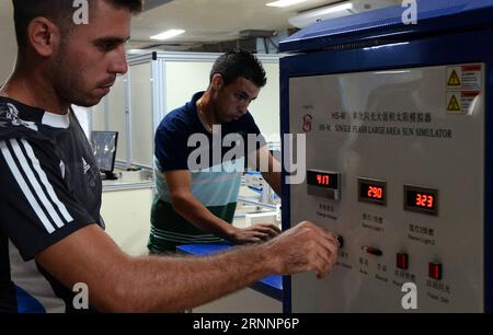 (170724) -- PINAR DEL RIO, 24 luglio 2017 -- immagine scattata il 19 luglio 2017 mostra i tecnici che lavorano presso lo stabilimento Ernesto che Guevara Electronic Components, in provincia di Pinar del Rio, Cuba. Con l'aiuto della Cina, Cuba spera di produrre più pannelli solari, come parte di un più ampio sforzo del governo per promuovere le fonti di energia rinnovabile e portare l'elettricità nelle aree remote. Le materie prime cinesi garantiscono la produzione nell'unico impianto di produzione di pannelli fotovoltaici di Cuba, Ernesto che Guevara Electronic Components, nella provincia occidentale di Pinar del Rio, 160 km a ovest dell'Avana. Joaquin Hernand Foto Stock