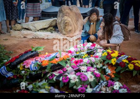 (170724) -- MODI IN, 24 luglio 2017 -- persone partecipano ai funerali dei tre israeliani uccisi nell'insediamento in Cisgiordania di Halamish, in modi nel cimitero, il 23 luglio 2017. Un uomo palestinese con un coltello ha pugnalato e ucciso tre israeliani e ne ha gravemente ferito un altro venerdì scorso nell'insediamento di Halamish in Cisgiordania. ) (swt) ISRAEL-MODI IN-FUNERAL-HALAMISH ATTACK VICTIM JINI PUBLICATIONxNOTxINxCHN Modes nel luglio 24 2017 celebrità partecipano al funerale dei tre israeliani UCCISI nell'insediamento IN CISGIORDANIA di Halamish in modi nel cimitero IL 23 luglio 2017 un coltello che brandisce pugnalato uomo PALESTINESE Foto Stock