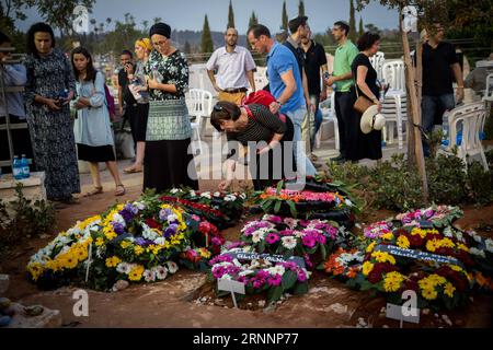 (170724) -- MODI IN, 24 luglio 2017 -- persone partecipano ai funerali dei tre israeliani uccisi nell'insediamento in Cisgiordania di Halamish, in modi nel cimitero, il 23 luglio 2017. Un uomo palestinese con un coltello ha pugnalato e ucciso tre israeliani e ne ha gravemente ferito un altro venerdì scorso nell'insediamento di Halamish in Cisgiordania. ) (swt) ISRAEL-MODI IN-FUNERAL-HALAMISH ATTACK VICTIM JINI PUBLICATIONxNOTxINxCHN Modes nel luglio 24 2017 celebrità partecipano al funerale dei tre israeliani UCCISI nell'insediamento IN CISGIORDANIA di Halamish in modi nel cimitero IL 23 luglio 2017 un coltello che brandisce pugnalato uomo PALESTINESE Foto Stock