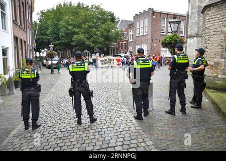 Leiden, Paesi Bassi, 2 settembre 2023. Protesta contro una drag queen adatta alle famiglie che leggeva per i bambini durante un evento Pride alla biblioteca di Leida. C'è stata anche una contro-protesta, e sono stati separati dalla polizia. Foto Stock