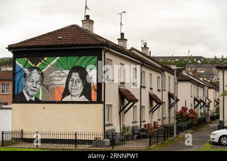 Nelson Mandela e Bobby Sands murales vicino al Free Derry Corner, nell'area repubblicana irlandese di Bogside, Derry - Londonderry, Irlanda del Nord Foto Stock