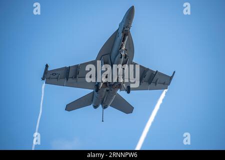 F/A-18E Super Hornet vola sopra la portaerei USS Nimitz il 26 agosto 2023. Foto della Marina degli Stati Uniti di Justin McTaggart Foto Stock