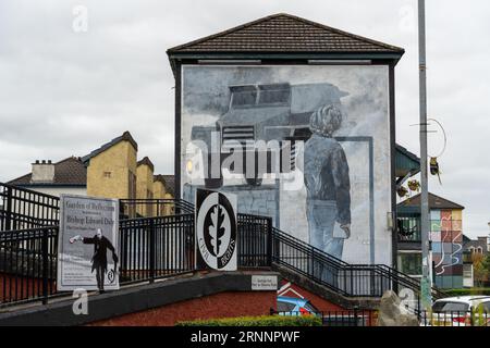 People's Gallery - il murale Rioter (sabato matinee) vicino al Free Derry Corner nell'area repubblicana irlandese Bogside, Derry - Londonderry, Irlanda del Nord Foto Stock