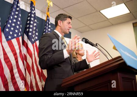 (170725) -- WASHINGTON, 25 luglio 2017 -- il presidente della camera degli Stati Uniti Paul Ryan (L) parla a una conferenza stampa su Capitol Hill a Washington D.C., negli Stati Uniti, il 25 luglio 2017. Martedì la camera dei rappresentanti degli Stati Uniti ha approvato a stragrande maggioranza un disegno di legge che schiafferà sanzioni più severe su Russia, Iran e Repubblica Popolare Democratica di Corea (RPDC). ) U.S.-WASHINGTON D.C.-HOUSE-BILL-SANCTIONS-RUSSIA-IRAN-DPRK-PASSING TingxShen PUBLICATIONxNOTxINxCHN Washington luglio 25 2017 il presidente della camera degli Stati Uniti Paul Ryan l parla A una conferenza stampa SU Capitol Hill a Washington D C gli Stati Uniti IL luglio Foto Stock