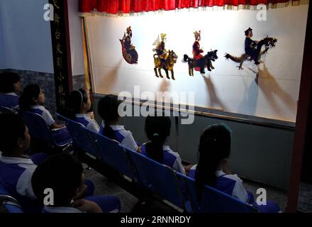 (170726) -- HANDAN, 26 luglio 2017 -- i bambini lasciati indietro guardano le ombre giocare al teatro della Jiudian Primary School, distretto di Feixiang, Handan City, provincia di Hebei nella Cina settentrionale, 26 luglio 2017. Il gioco d'ombra è il patrimonio culturale immateriale della Cina. La scuola elementare Jiudian ha iniziato gratuitamente una lezione di gioco d'ombra, che arricchisce la vita estiva dei bambini.) (lxx) CHINA-HEBEI-SHADOW PLAY-SUMMER VACATION(CN) MuxYu PUBLICATIONxNOTxINxCHN Handan luglio 26 2017 Left Behind Children Watch Shadow Play AL Theatre of Jiudian Primary School District Handan City North China S Hebei Province luglio Foto Stock