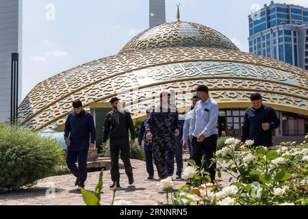 (170727) -- CECENIA, 27 luglio 2017 -- i musulmani lasciano la moschea Aimani Kadyrova ad Argun, Cecenia, Russia, 25 luglio 2017. ) (zw) RUSSIA-CECENIA-DAILY LIFE BaixXueqi PUBLICATIONxNOTxINxCHN Cecenia luglio 27 2017 i musulmani lasciano la moschea Kadyrova ad Argun Cecenia Russia luglio 25 2017 ZW Russia Cecenia Daily Life BaixXueqi PUBLICATIONxNOTxINxCHN Foto Stock