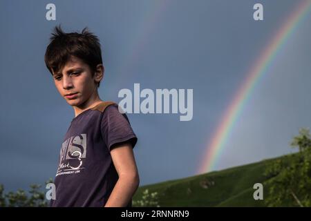 (170727) -- CECENIA, 27 luglio 2017 -- Un ragazzo cammina davanti a un arcobaleno nel distretto di Vedensky, Cecenia, Russia, il 25 luglio 2017. ) (zw) RUSSIA-CECENIA-DAILY LIFE BaixXueqi PUBLICATIONxNOTxINxCHN Cecenia luglio 27 2017 un ragazzo cammina di fronte a un arcobaleno nel distretto della Cecenia Russia IL 25 2017 luglio ZW Russia Chechnya Daily Life BaixXueqi PUBLICATIONxNOTxINxCHN Foto Stock