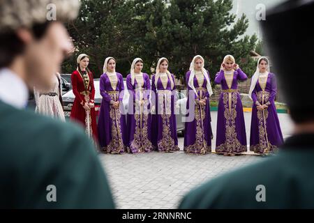 (170727) -- CECENIA, 27 luglio 2017 -- ragazze in fila per dare il benvenuto agli ospiti nel distretto di Vedensky, Cecenia, Russia, 25 luglio 2017. ) (zw) RUSSIA-CECENIA-DAILY LIFE BaixXueqi PUBLICATIONxNOTxINxCHN Cecenia luglio 27 2017 ragazze in fila per accogliere gli ospiti nel Distretto Cecenia Russia luglio 25 2017 ZW Russia Cecenia Daily Life BaixXueqi PUBLICATIONxNOTxINxCHN Foto Stock