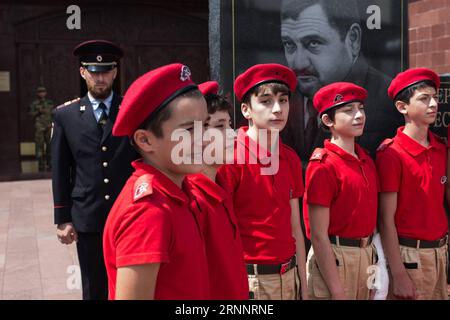 (170727) -- CECENIA, 27 luglio 2017 -- Un ragazzo guarda la macchina fotografica mentre i cadetti del giovane Esercito stanno per una foto di gruppo davanti al monumento di Akhmad Kadyrov, ex presidente della repubblica russa di Cecenia a Grozny, Cecenia, Russia, 25 luglio 2017. ) (zw) RUSSIA-CECENIA-DAILY LIFE BaixXueqi PUBLICATIONxNOTxINxCHN Cecenia luglio 27 2017 un ragazzo guarda la macchina fotografica mentre i giovani cadetti dell'esercito cosa per una foto di gruppo davanti al monumento di Akhmad Kadyrov ex presidente della Repubblica russa di Cecenia a Grozny Cecenia Russia luglio 25 2017 ZW Russia Cecenia vita quotidiana BaixXueqi Foto Stock