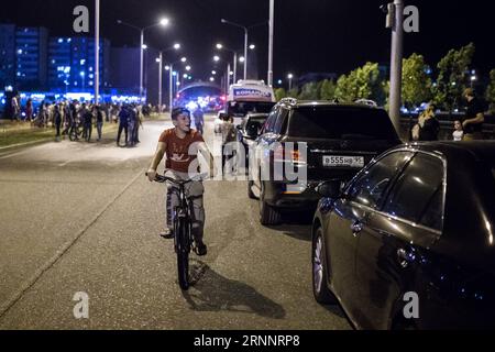 (170727) -- CECENIA, 27 luglio 2017 -- Un ragazzo grida ai suoi amici mentre cavalca una bicicletta a Grozny, Cecenia, Russia, 24 luglio 2017. ) (zw) RUSSIA-CECENIA-DAILY LIFE BaixXueqi PUBLICATIONxNOTxINxCHN Cecenia luglio 27 2017 un ragazzo grida ai suoi amici mentre cavalca una bicicletta a Grozny Cecenia Russia luglio 24 2017 ZW Russia Cecenia Daily Life BaixXueqi PUBLICATIONxNOTxINxCHN Foto Stock