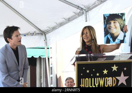 (170727) -- LOS ANGELES, 27 luglio 2017 -- l'attrice Jennifer Aniston (R) mostra una foto dell'attore Jason Bateman (L) durante una cerimonia di premiazione della star sulla Hollywood Walk of Fame a Los Angeles, negli Stati Uniti, 26 luglio 2017. Jason Bateman è stato onorato con una stella sulla Hollywood Walk of Fame mercoledì. ) (zy) U.S.-LOS ANGELES-HOLLYWOOD-WALK OF FAME NickxUt PUBLICATIONxNOTxINxCHN Los Angeles luglio 27 2017 l'attrice Jennifer Aniston r mostra un ritratto dell'attore Jason Bateman l durante una cerimonia di premiazione Star SULLA Hollywood Walk of Fame a Los Angeles Stati Uniti luglio 26 2017 Jason Batem Foto Stock