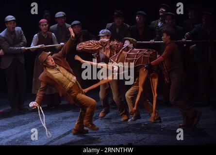 (170728) -- PECHINO, 28 luglio 2017 -- attori recitano il dramma War Horse al National Theatre of China di Pechino, capitale della Cina, 28 luglio 2017. Il dramma originale è stato eseguito più di 4.000 volte in 9 paesi. ) (Lb) CHINA-BEIJING-DRAMA-WAR HORSE (CN) JinxLiangkuai PUBLICATIONxNOTxINxCHN Pechino luglio 28 2017 gli attori recitano Drama era cavallo AL Teatro Nazionale della Cina a Pechino capitale della Cina luglio 28 2017 il dramma originale è stato eseguito oltre 4 000 volte in 9 paesi LB China Beijing Drama era Horse CN JinxLiangkuai PUBLICATIONxNOTxINxCHN Foto Stock