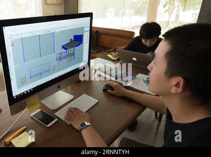 (170729) -- HANGZHOU, 29 luglio 2017 -- Chen Weihua, desinger of Hu Bicheng Wood Works on several New designs in Hangzhou, East China S Zhejiang Province, 28 luglio 2017. Carpenter Hu Bicheng fondò il suo marchio Hu Bicheng Wood nel 2011, traendo ispirazione dai mobili degli anni '1950 e '1960 L'industria cinese del mobile sta abbracciando una nuova ondata di marchi di designer indipendenti, soprattutto in città come Pechino, Shanghai e Hangzhou. La nuova generazione di designer attribuisce maggiore importanza all'espressione contemporanea degli elementi cinesi, aggiungendo slancio creativo all'industria del mobile Foto Stock