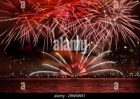 (170730) -- VANCOUVER, 30 luglio 2017 -- la squadra giapponese mostra i propri fuochi d'artificio durante la 27a celebrazione annuale della luce a Vancouver, Canada, 29 luglio 2017. Squadre di fuochi d'artificio provenienti da Giappone, Regno Unito e Canada parteciperanno alla celebrazione della luce di quest'anno, una competizione annuale di fuochi d'artificio a Vancouver. ) (zw) CANADA-VANCOUVER-CELEBRAZIONE DELLA LUCE LiangxSen PUBLICATIONxNOTxINxCHN Vancouver luglio 30 2017 il team giapponese esibisce i propri fuochi d'artificio durante la 27a celebrazione annuale della luce a Vancouver Canada luglio 29 2017 partecipano squadre di fuochi d'artificio provenienti da Giappone Regno Unito e Canada Foto Stock