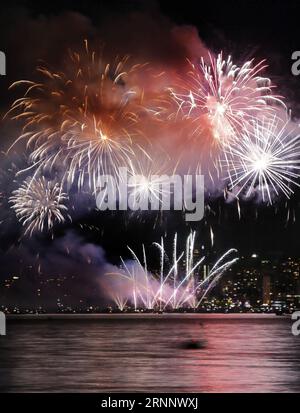 (170730) -- VANCOUVER, 30 luglio 2017 -- la squadra giapponese mostra i propri fuochi d'artificio durante la 27a celebrazione annuale della luce a Vancouver, Canada, 29 luglio 2017. Squadre di fuochi d'artificio provenienti da Giappone, Regno Unito e Canada parteciperanno alla celebrazione della luce di quest'anno, una competizione annuale di fuochi d'artificio a Vancouver. ) (zw) CANADA-VANCOUVER-CELEBRAZIONE DELLA LUCE LiangxSen PUBLICATIONxNOTxINxCHN Vancouver luglio 30 2017 il team giapponese esibisce i propri fuochi d'artificio durante la 27a celebrazione annuale della luce a Vancouver Canada luglio 29 2017 partecipano squadre di fuochi d'artificio provenienti da Giappone Regno Unito e Canada Foto Stock
