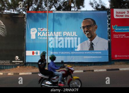 (170731) -- KIGALI, 31 luglio 2017 -- Un cartellone del candidato presidenziale ruandese e del presidente in carica del Ruanda Paul Kagame è visto lungo una strada a Kigali, capitale del Ruanda, il 30 luglio 2017. I ruandesi andranno ai sondaggi il 4 agosto per decidere la presidenza per i prossimi sette anni. )(yk) RWANDA-KIGALI-CAMPAGNA ELETTORALE PRESIDENZIALE LyuxTianran PUBLICATIONxNOTxINxCHN Kigali luglio 31 2017 un Billboard di candidato presidenziale ruandese e il presidente in carica del Ruanda Paul Kagame IS Lakes along a Street in Kigali capitale del Ruanda luglio 30 2017 il Ruanda andrà alle urne IL 4 agosto a d Foto Stock