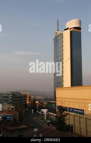 (170731) -- KIGALI, 31 luglio 2017 -- foto scattata il 30 luglio mostra una vista di Kigali, la capitale del Ruanda. Negli ultimi sette anni il governo ruandese ha supervisionato l'enorme crescita dei settori sociali ed economici del paese, l'Amministratore delegato (CEO) del Rwanda Governance Board (RGB) Anastase Shyaka ha parlato con Xinhua in un'intervista esclusiva di venerdì. )(yk) RWANDA-KIGALI-ECONOMIA CRESCITA LyuxTianran PUBLICATIONxNOTxINxCHN Kigali luglio 31 2017 la foto scattata IL 30 luglio mostra una veduta di Kigali la capitale del Ruanda il governo ruandese ha supervisionato l'enorme crescita di Th Foto Stock