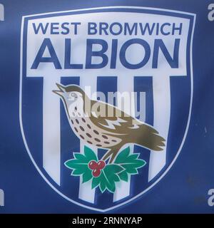 West Bromwich, Regno Unito. 2 settembre 2023. Una nuvola di stemma WBA su una bandiera d'angolo durante l'EFL Sky Bet Championship match tra West Bromwich Albion e Huddersfield Town agli Hawthorns, West Bromwich, Inghilterra il 2 settembre 2023. Foto di Stuart Leggett. Solo per uso editoriale, licenza necessaria per uso commerciale. Nessun utilizzo in scommesse, giochi o pubblicazioni di un singolo club/campionato/giocatore. Credito: UK Sports Pics Ltd/Alamy Live News Foto Stock