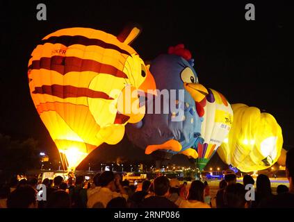 (170803) -- TAITUNG, 3 agosto 2017 -- mongolfiere di varie forme si vedono durante un festival di mongolfiere a Taitung, Taiwan, 2 agosto 2017. ) (zx) CHINA-TAITUNG-BALLOON FESTIVAL (CN) ZhouxMi PUBLICATIONxNOTxINxCHN TAITUNG 3 agosto 2017 le mongolfiere di varie forme sono laghi durante un festival della mongolfiera a TAITUNG, Cina sudorientale, TAIWAN, 2 agosto 2017 ZX China TAITUNG Balloon Festival CN ZhouxMi PUBLICATIONTxINxCHN Foto Stock