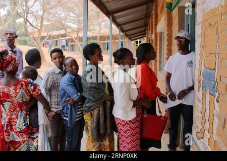 Präsidentschaftswahl in Ruanda (170804) -- KIGALI, 4 agosto 2017 -- la gente aspetta di votare per le elezioni presidenziali a Kigali, capitale del Ruanda, il 4 agosto 2017. Venerdì sono iniziate le elezioni presidenziali ruandesi. Gli analisti si aspettano che il presidente in carica Paul Kagame, che sta cercando il suo terzo mandato, otterrà un'altra vittoria schiacciante. ) (lrz) ELEZIONI PRESIDENZIALI IN RUANDA-KIGALI LyuxTianran PUBLICATIONxNOTxINxCHN elezioni presidenziali in Ruanda Kigali 4 agosto 2017 celebrità attendono i voti espressi per le elezioni presidenziali a Kigali capitale del Ruanda IL 4 agosto 2017 Presidentia ruandese Foto Stock