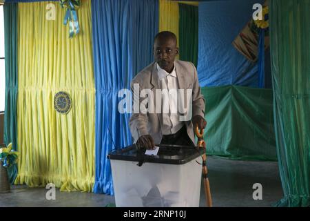 Präsidentschaftswahl in Ruanda (170804) -- KIGALI, 4 agosto 2017 -- Un elettore pronuncia il suo voto alle elezioni presidenziali a Kigali, capitale del Ruanda, il 4 agosto 2017. Venerdì sono iniziate le elezioni presidenziali ruandesi. Gli analisti si aspettano che il presidente in carica Paul Kagame, che sta cercando il suo terzo mandato, otterrà un'altra vittoria schiacciante. ) (lrz) ELEZIONI PRESIDENZIALI RUANDA-KIGALI GabrielxDusabe PUBLICATIONxNOTxINxCHN elezioni presidenziali in Ruanda Kigali 4 agosto 2017 un votante pronuncia il suo voto alle elezioni presidenziali a Kigali capitale del Ruanda IL 4 agosto 2017 Foto Stock