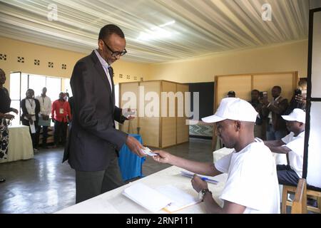 Bilder des Tages Präsidentschaftswahl in Ruanda (170804) -- KIGALI, 4 agosto 2017 -- candidato presidenziale ruandese e presidente in carica Paul Kagame partecipa al voto a Kigali, capitale del Ruanda, il 4 agosto 2017. Venerdì sono iniziate le elezioni presidenziali ruandesi. Gli analisti si aspettano che il presidente in carica Paul Kagame, che sta cercando il suo terzo mandato, otterrà un'altra vittoria schiacciante. ) (lrz) ELEZIONI PRESIDENZIALI RUANDA-KIGALI GabrielxDusabe PUBLICATIONxNOTxINxCHN immagini la giornata delle elezioni presidenziali in Ruanda Kigali 4 agosto 2017 candidato presidenziale ruandese e presidente in carica P Foto Stock