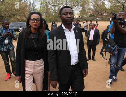 Präsidentschaftswahl in Ruanda (170804) -- KIGALI, 4 agosto 2017 -- il candidato presidenziale ruandese Frank Habineza (R, fronte) del Partito Democratico Verde del Ruanda arriva a un seggio elettorale a Kigali, capitale del Ruanda, il 4 agosto 2017. Venerdì sono iniziate le elezioni presidenziali ruandesi. Gli analisti si aspettano che il presidente in carica Paul Kagame, che sta cercando il suo terzo mandato, otterrà un'altra vittoria schiacciante. ) (lrz) ELEZIONI PRESIDENZIALI RUANDA-KIGALI LyuxTianran PUBLICATIONxNOTxINxCHN elezioni presidenziali in Ruanda Kigali 4 agosto 2017 candidato presidenziale ruandese Frank r fronte del De Foto Stock